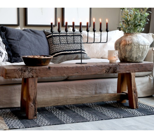 Star&aacute; dreven&aacute; lavica Grimaud