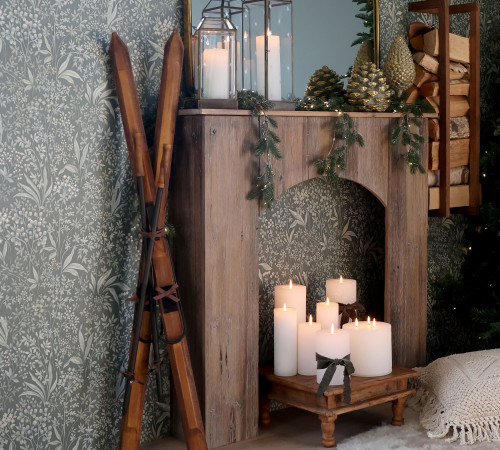 Vintage dreven&eacute;  lyže s palicami na dekor&aacute;ciu