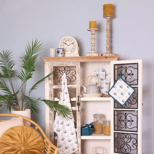 Vidiecka skriňa s ozdobn&yacute;mi dvierkami