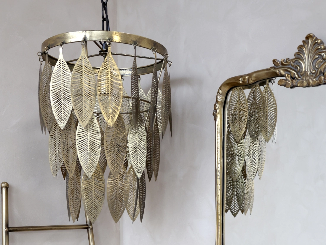 Men&scaron;&iacute; kovov&yacute; luster s l&iacute;stkami