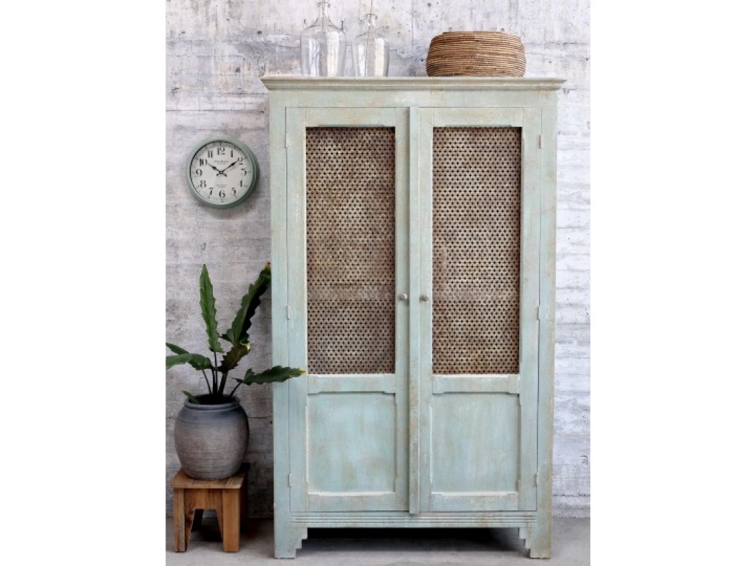 Modr&yacute;  star&yacute;  kabinet 