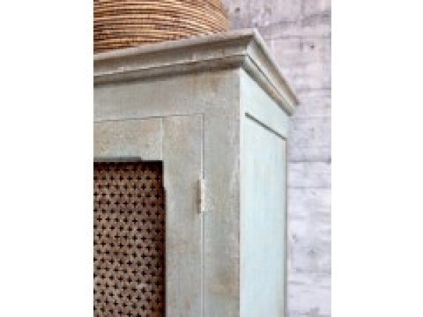 Modr&yacute;  star&yacute;  kabinet 