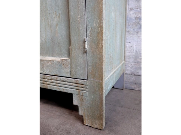 Modr&yacute;  star&yacute;  kabinet 