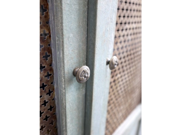 Modr&yacute;  star&yacute;  kabinet 