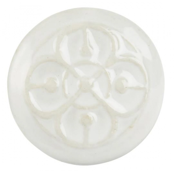 Biela keramick&aacute; knopka s ornamentom