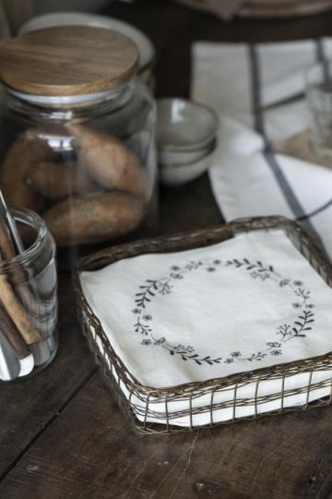 ko&scaron;&iacute;k na serv&iacute;tky dr&ocirc;ten&yacute;