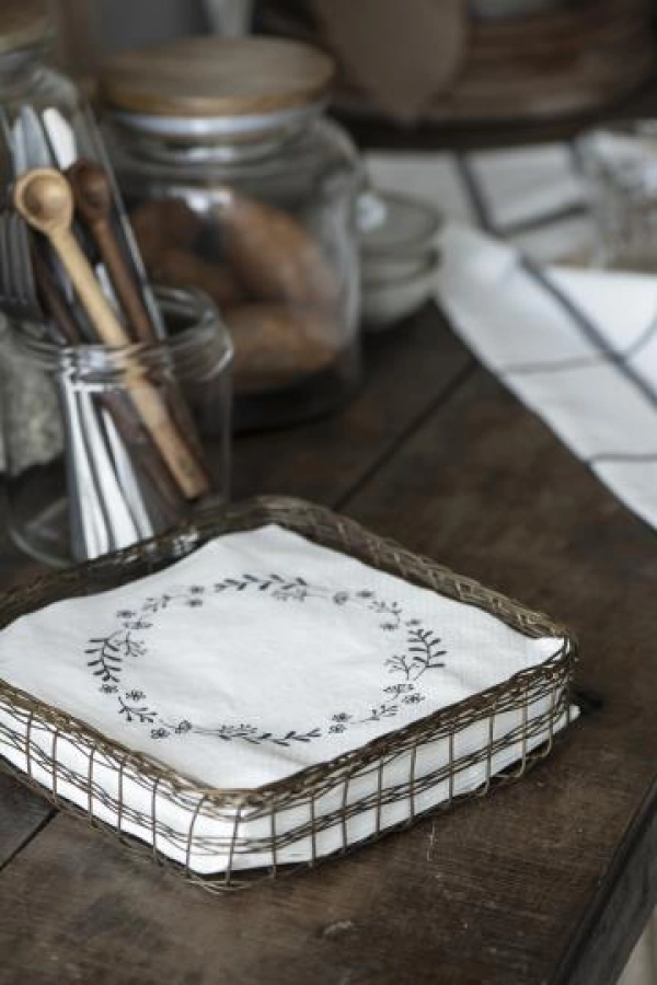 ko&scaron;&iacute;k na serv&iacute;tky dr&ocirc;ten&yacute;