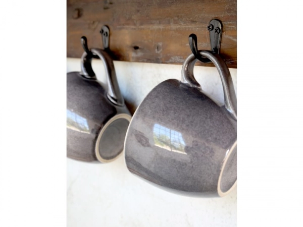 n&aacute;stenn&aacute; polica na taniere  so 4-mi h&aacute;čikmi 