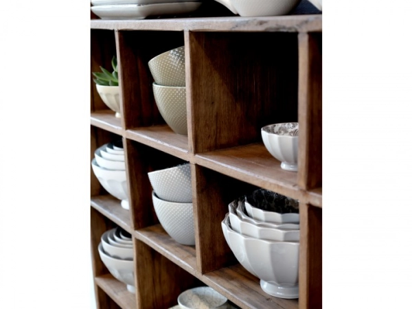 Grimaud mas&iacute;vna polica na stenu