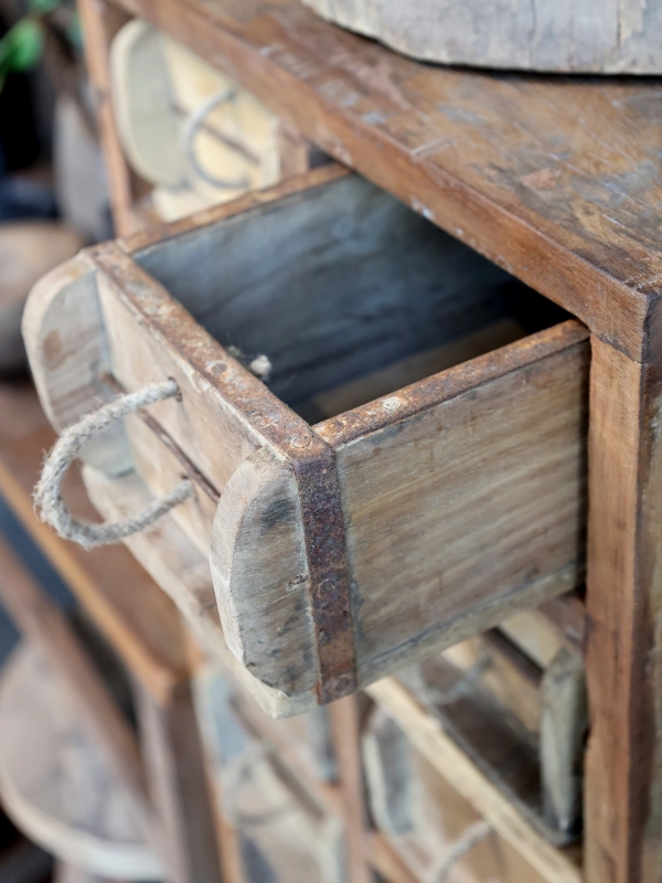 Grimaud skrinka s 18 debničkami/z&aacute;suvkami 