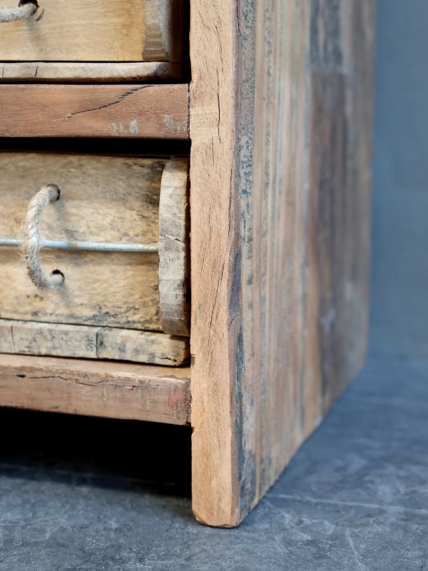 Grimaud skrinka s 18 debničkami/z&aacute;suvkami 