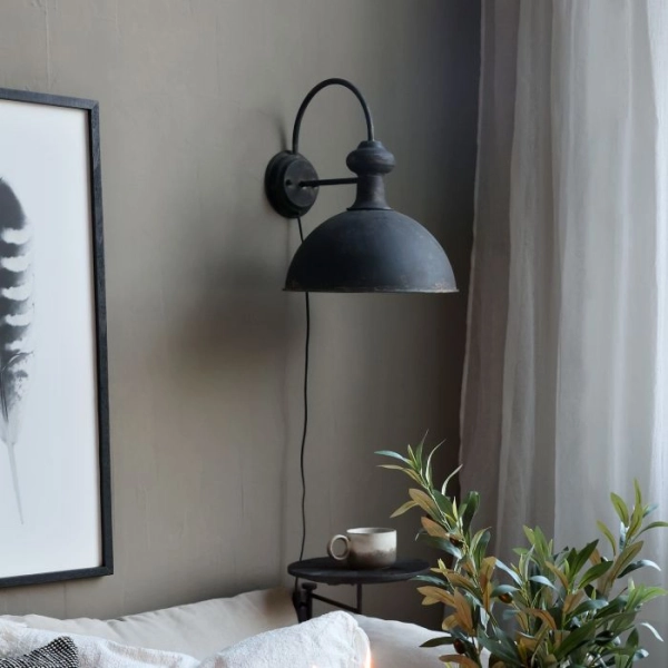 nástenná industriálna  lampa tmavá 