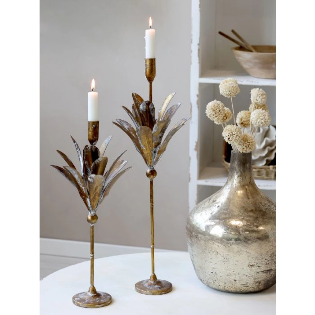 Mosadzn&yacute; vysok&yacute; svietnik s l&iacute;stkami