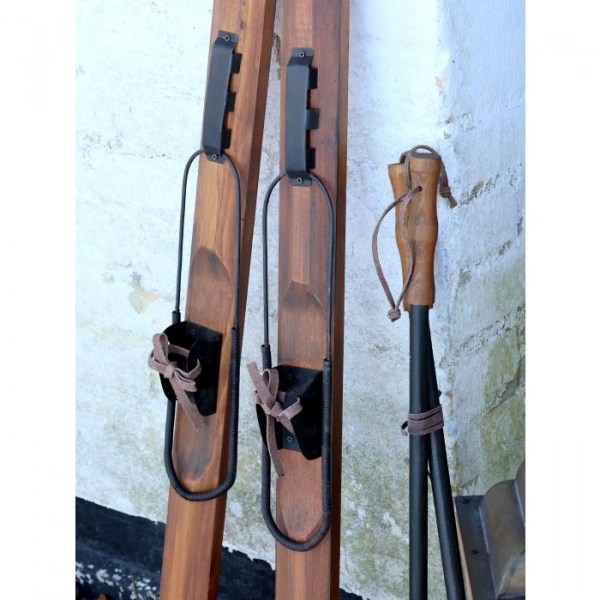 Vintage dreven&eacute;  lyže s palicami na dekor&aacute;ciu