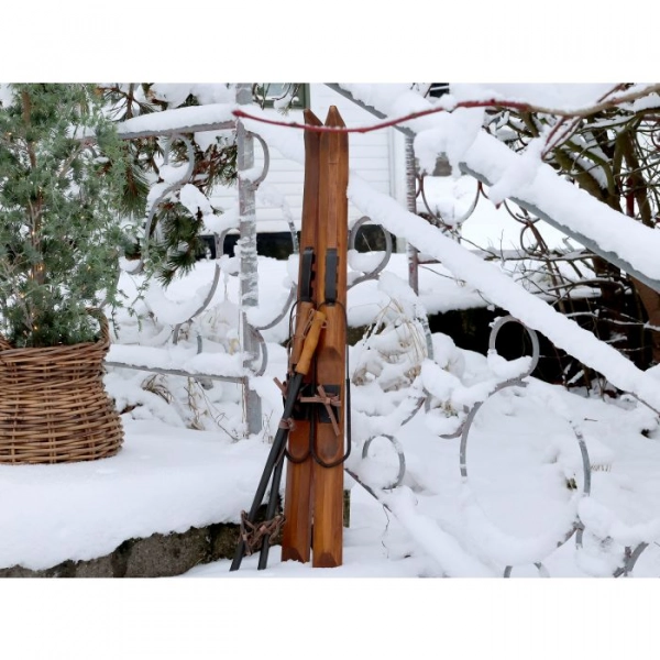 Vintage dreven&eacute;  lyže s palicami na dekor&aacute;ciu