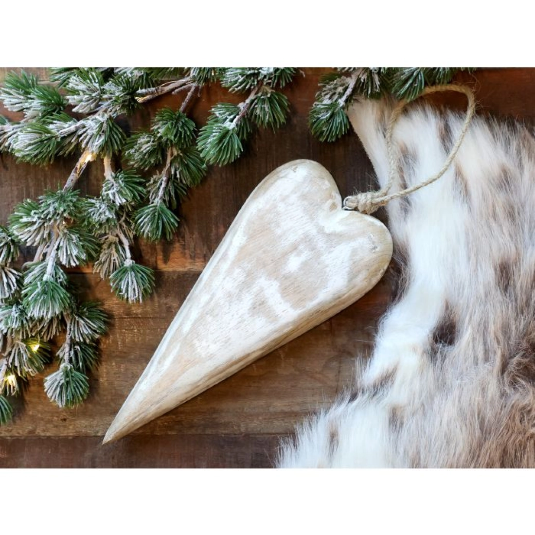 dreven&eacute; srdiečko s bielou patinou 22cm