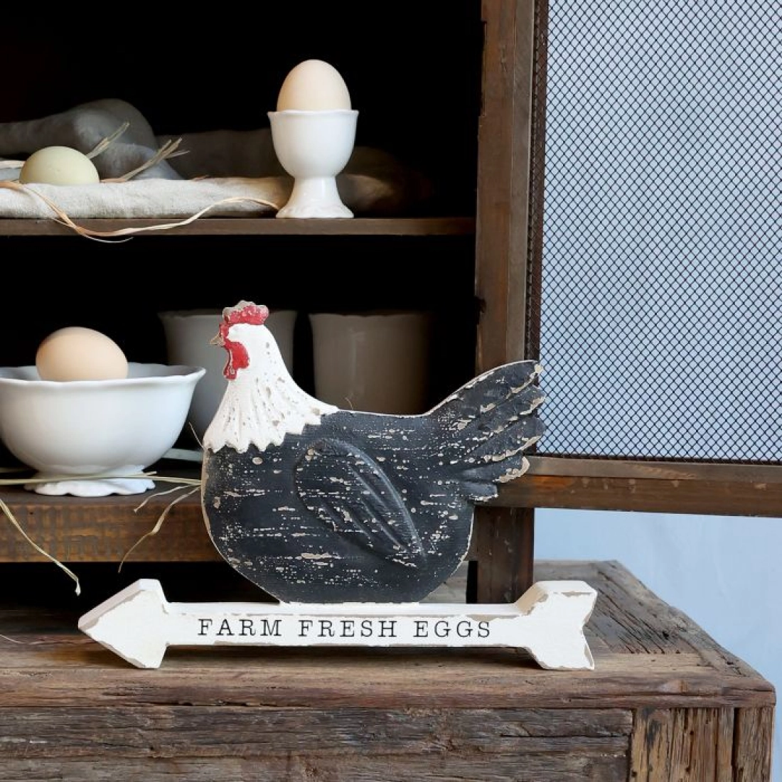 ceduľa Sliepočka drevená- farm fresh eggs 