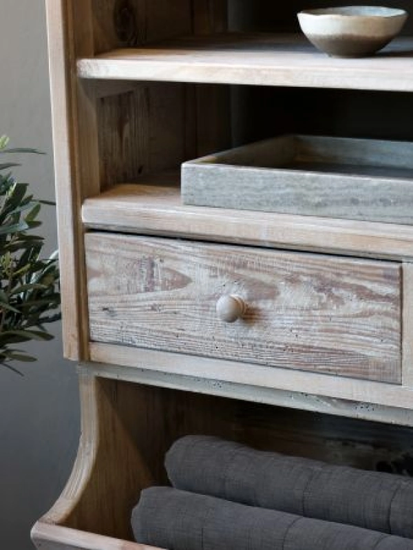 Policov&yacute; diel so z&aacute;suvkami 