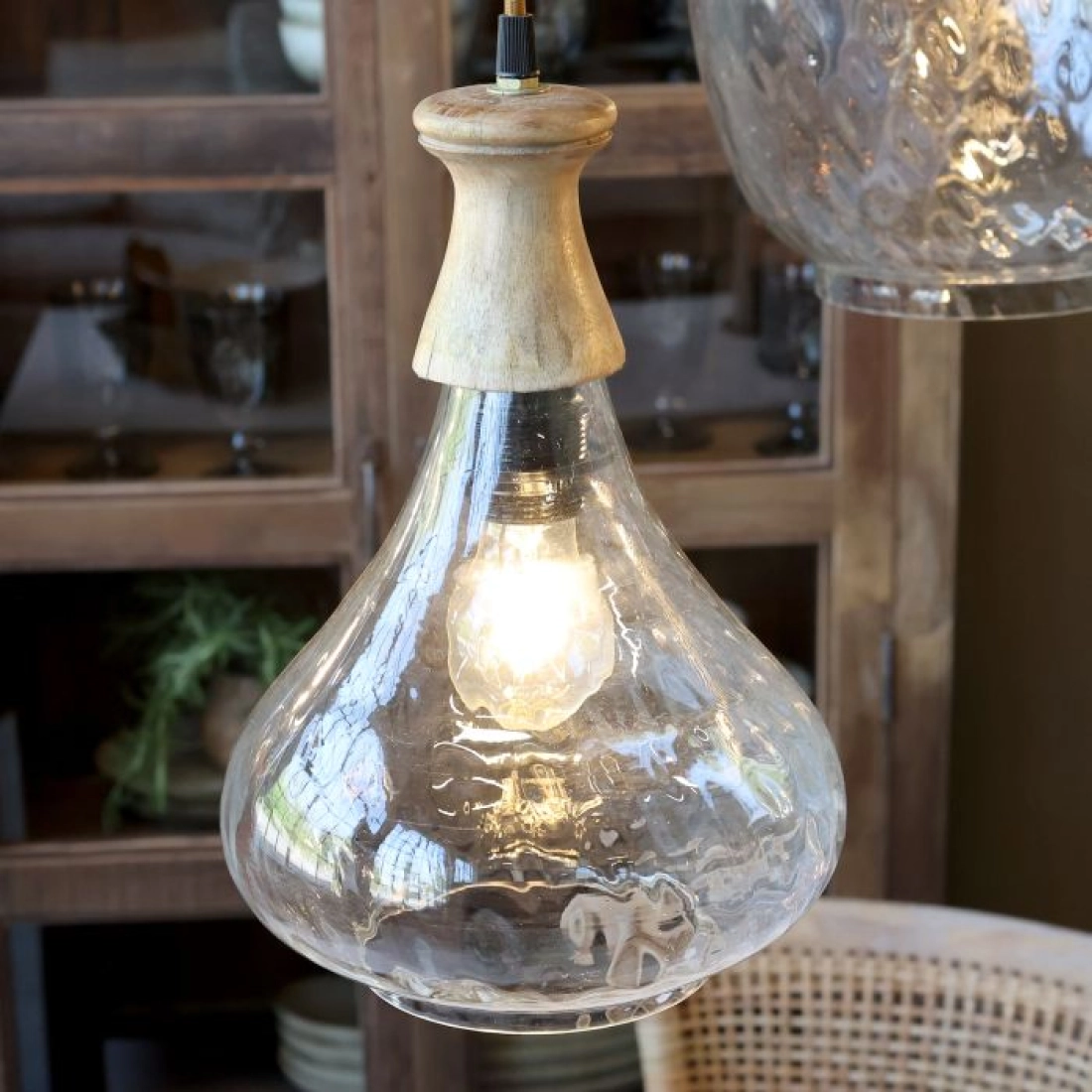 sklenen&aacute; lampa s drevom 