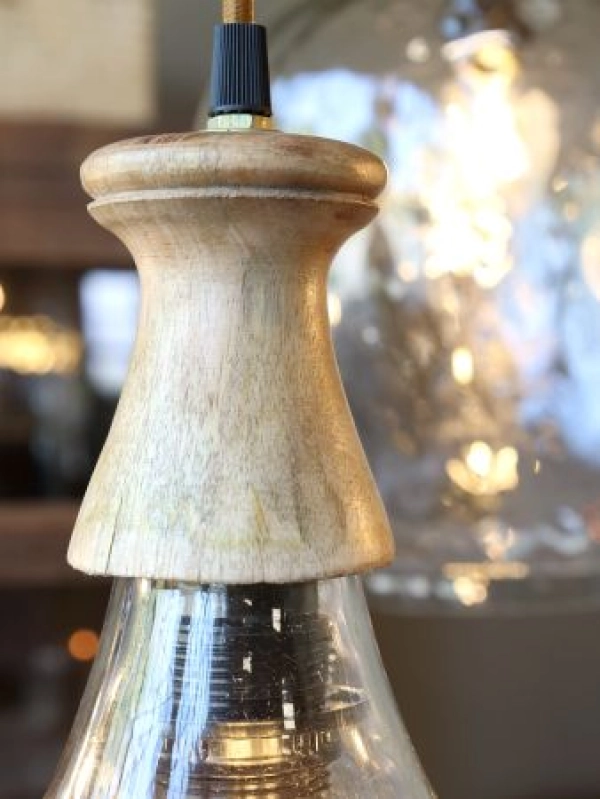 sklenen&aacute; lampa s drevom 