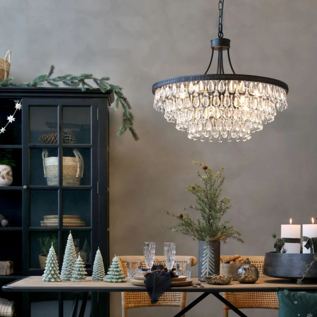 Luster Versailles so sklenen&yacute;mi &scaron;trasmi  v tvare kvapky