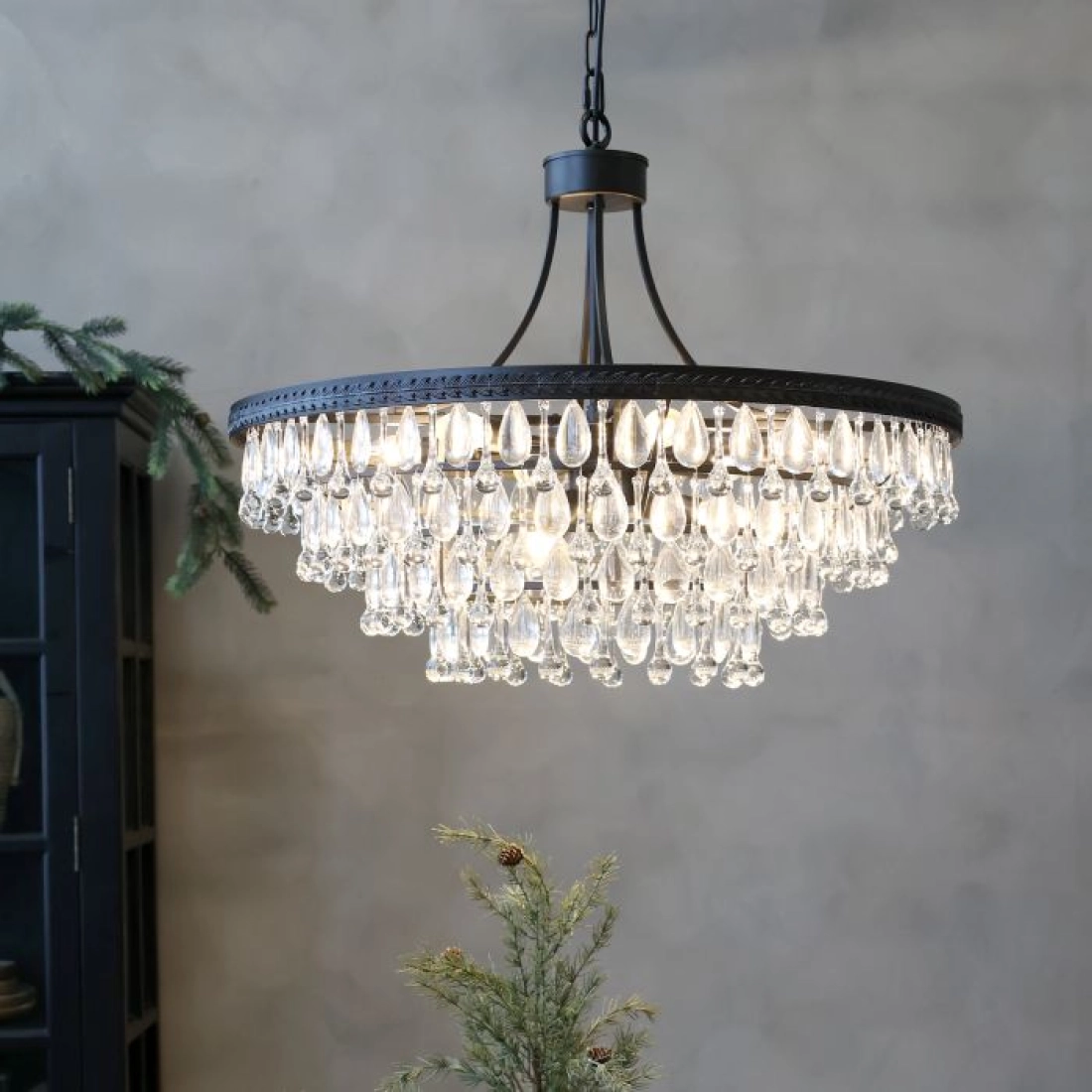 Luster Versailles so sklenen&yacute;mi &scaron;trasmi  v tvare kvapky