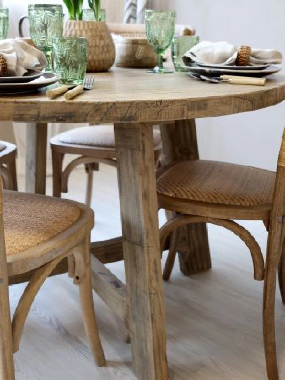 Okr&uacute;hly jed&aacute;lensk&yacute; st&ocirc;l