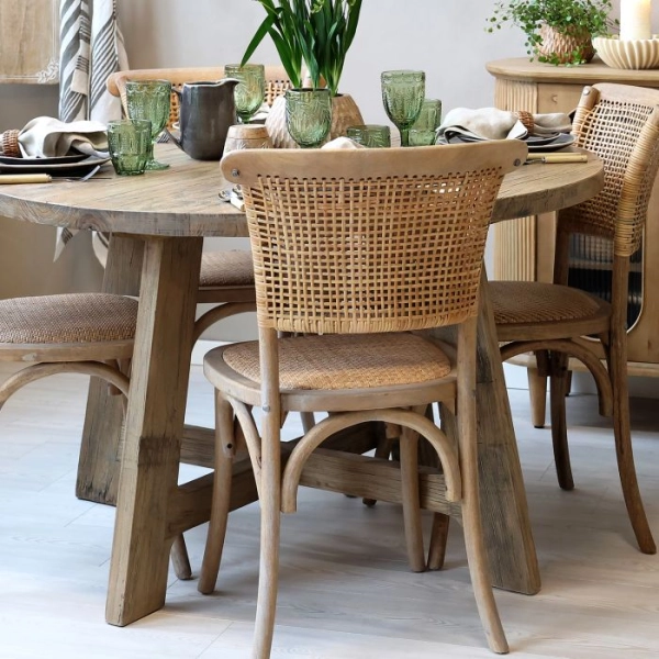 Okr&uacute;hly jed&aacute;lensk&yacute; st&ocirc;l