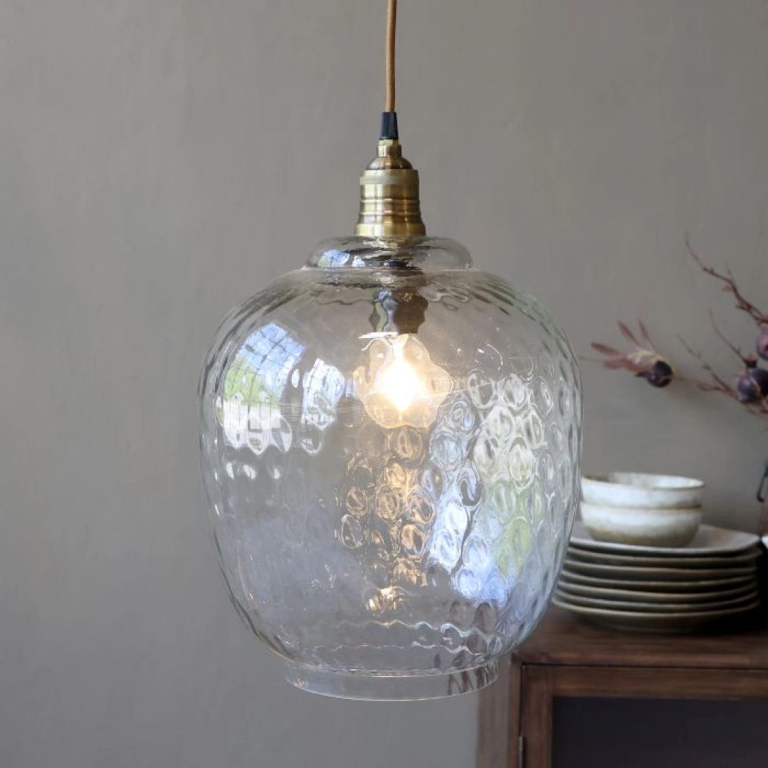 Svietidlo s mosadznou hornou časťou