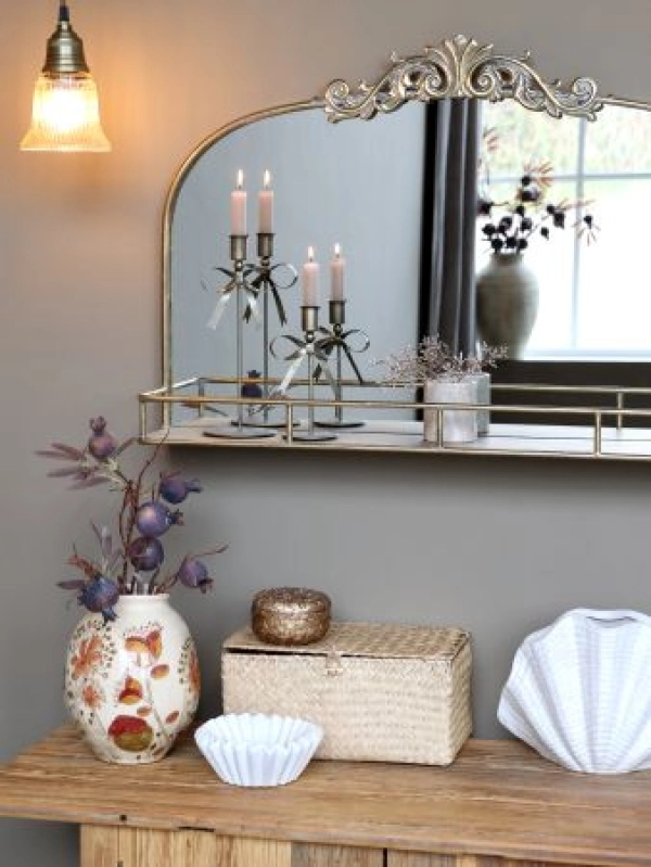 Zrkadlo s poličkou a dekorom