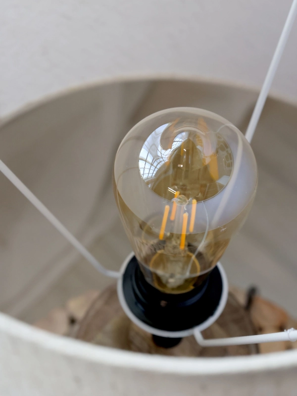 Stolov&aacute; lampa s  drevenou nohou 