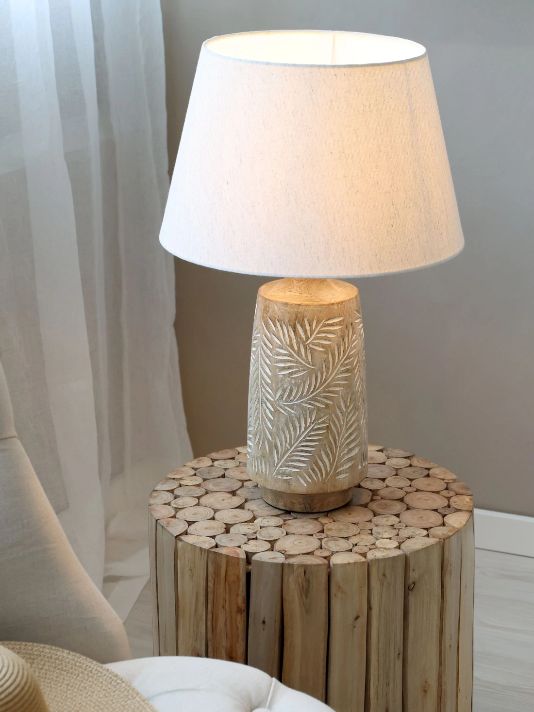 Stolov&aacute; lampa s  drevenou nohou 