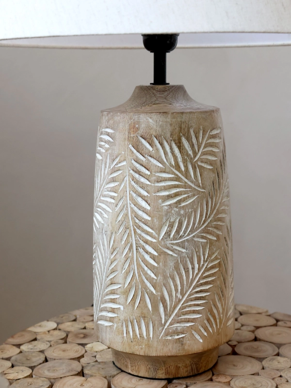 Stolov&aacute; lampa s  drevenou nohou 