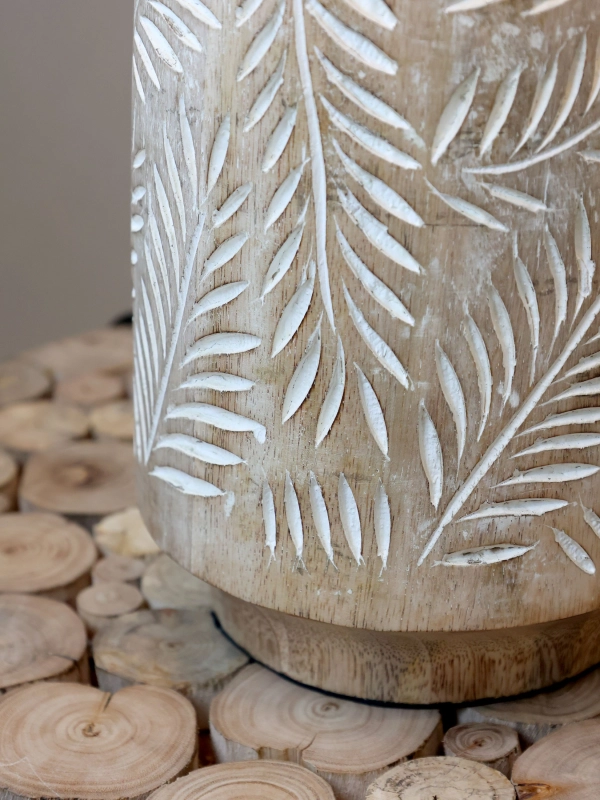 Stolov&aacute; lampa s  drevenou nohou 