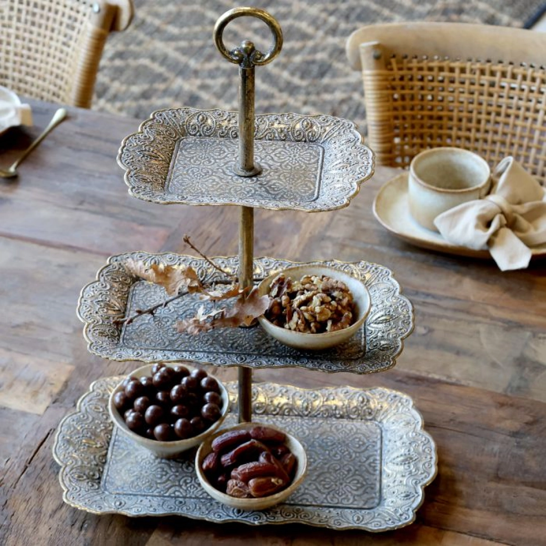 etaž&eacute;r s tromi podnosmi 