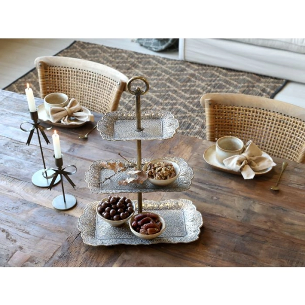 etaž&eacute;r s tromi podnosmi 