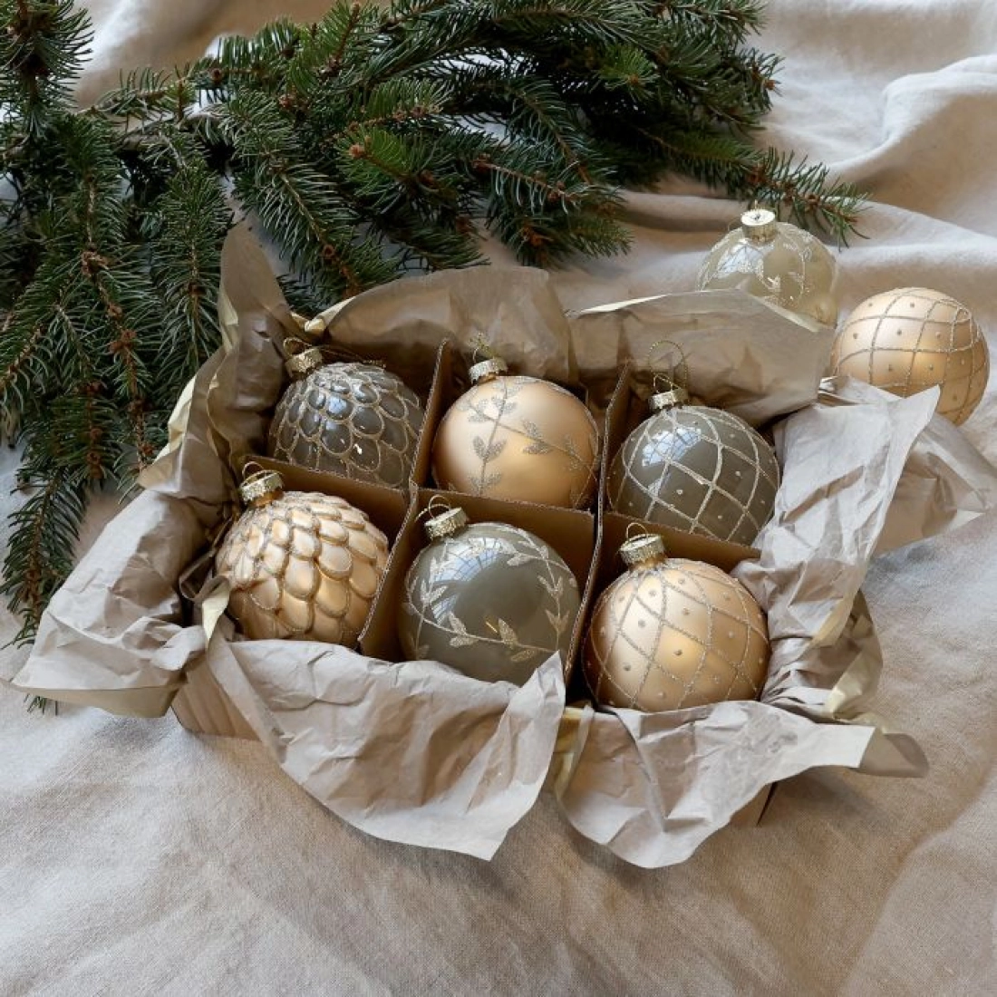 vianočn&eacute; sklenen&eacute;  gule  sada 6ks ručne maľovan&eacute; 