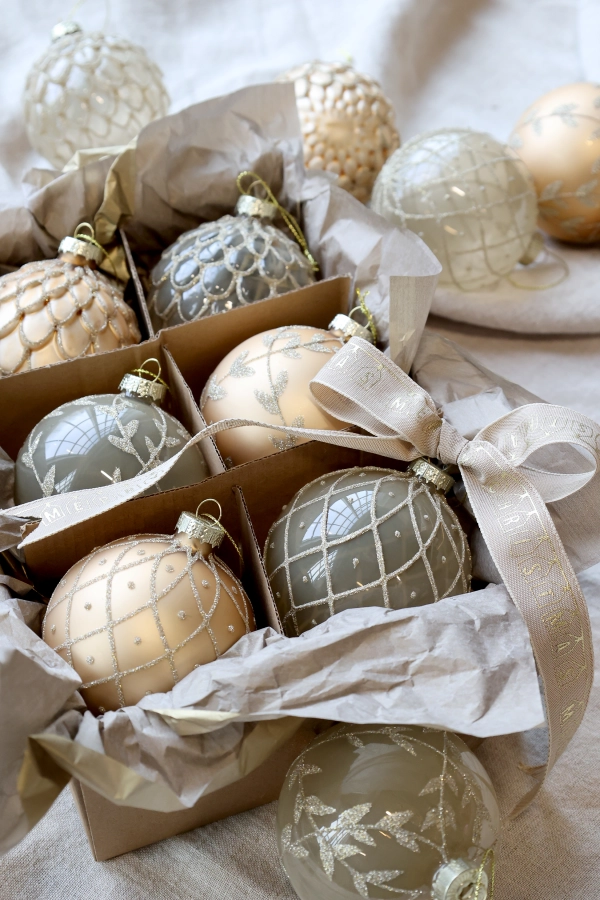 vianočn&eacute; sklenen&eacute;  gule  sada 6ks ručne maľovan&eacute; 