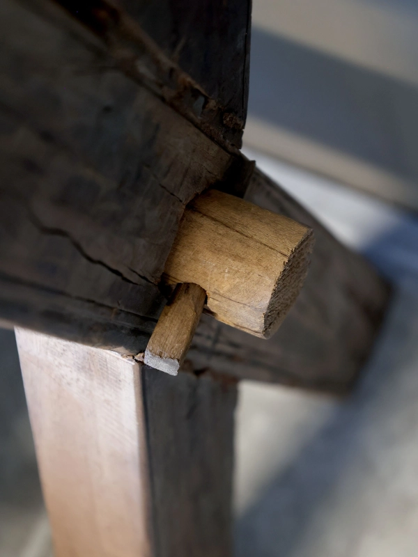 Grimaud st&ocirc;l so z&aacute;suvkou 