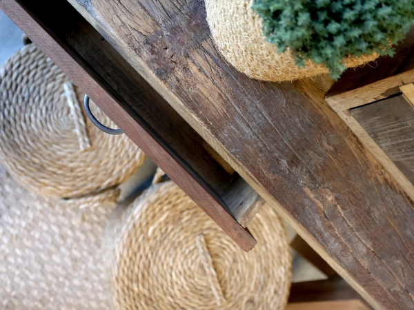 Grimaud st&ocirc;l so z&aacute;suvkou 