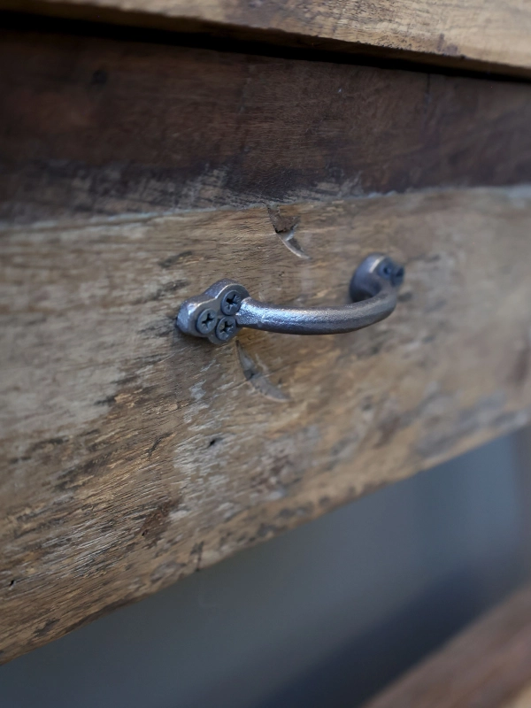 Grimaud st&ocirc;l so z&aacute;suvkou 