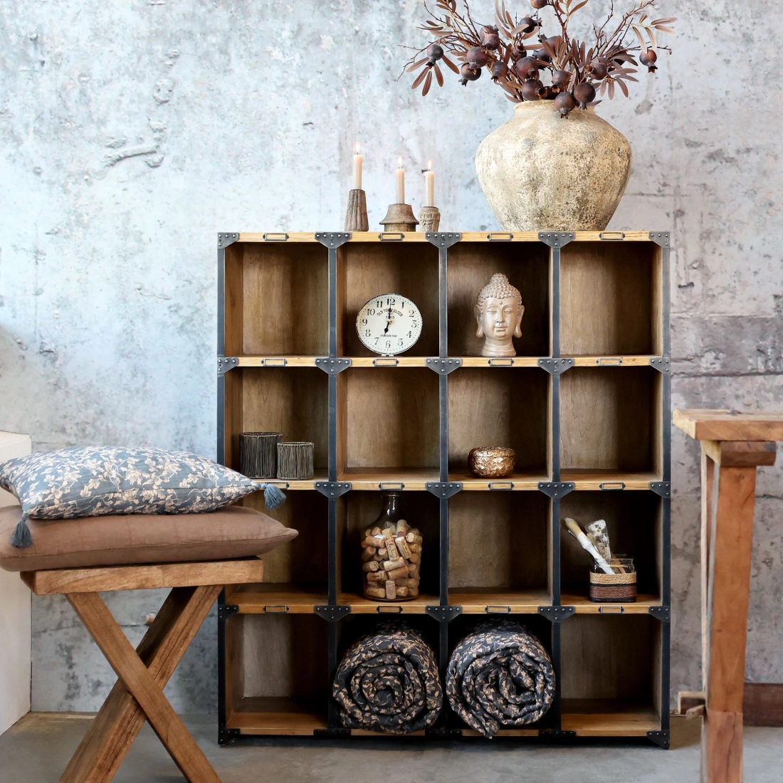 Reg&aacute;l s kovov&yacute;mi hranami