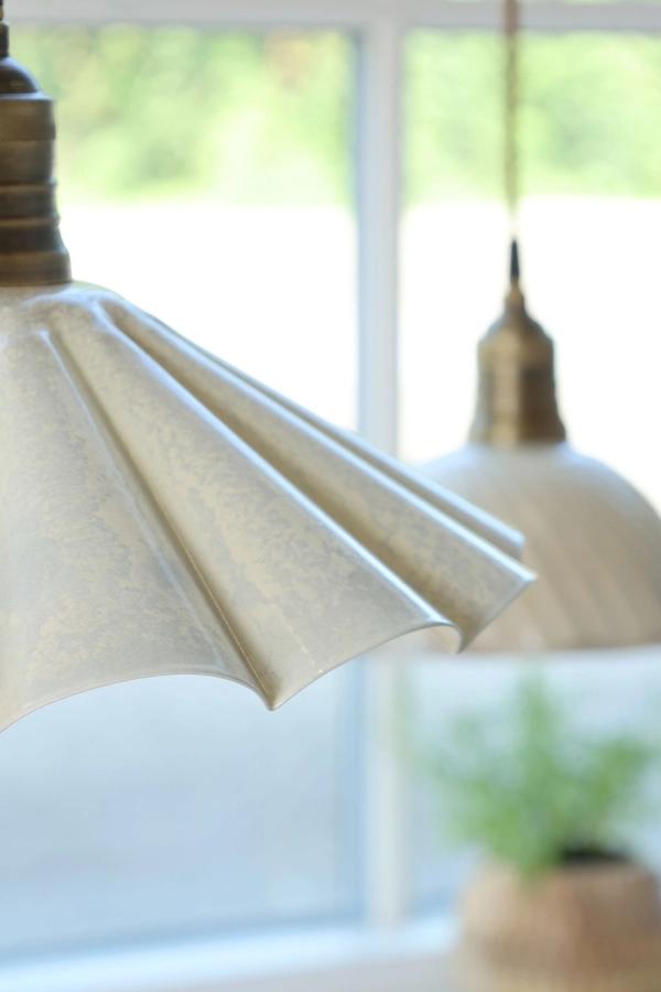 Lunel lampa v smaltovanej kr&eacute;movej   farbe