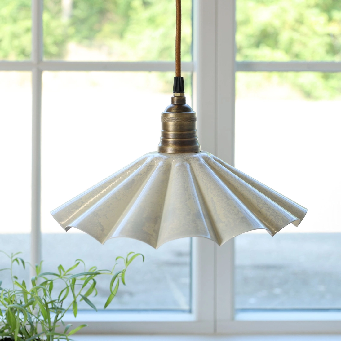 Lunel lampa v smaltovanej kr&eacute;movej   farbe