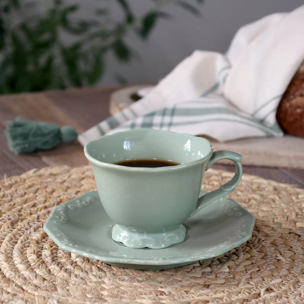 Provence Coffee Cup &ndash; Porcel&aacute;nov&aacute; k&aacute;vov&aacute; &scaron;&aacute;lka s pod&scaron;&aacute;lkou (180 ml)