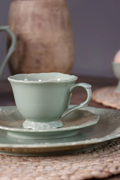 Provence Coffee Cup &ndash; Porcel&aacute;nov&aacute; k&aacute;vov&aacute; &scaron;&aacute;lka s pod&scaron;&aacute;lkou (180 ml)