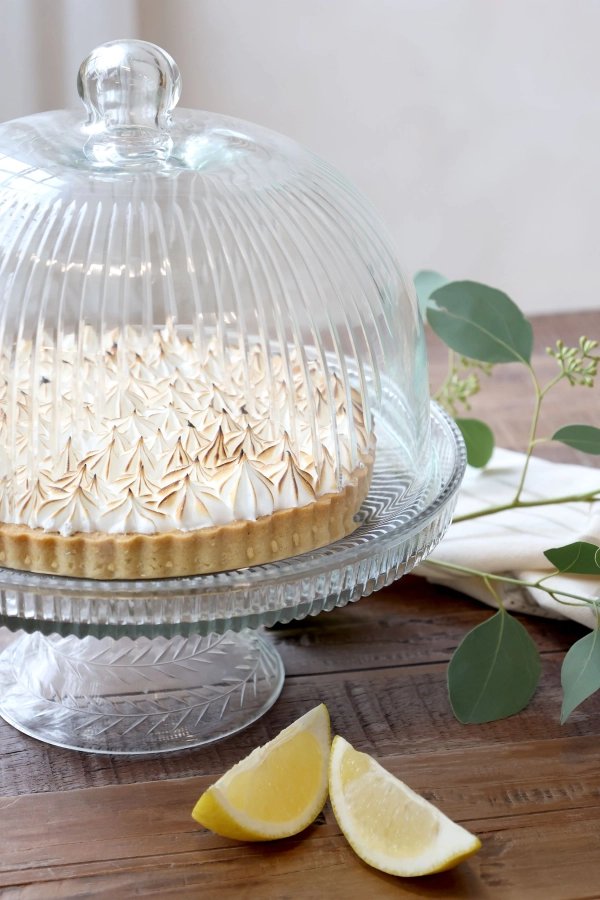 Veľk&aacute; sklenen&aacute; kupola na nohe s br&uacute;sen&yacute;m dekorom