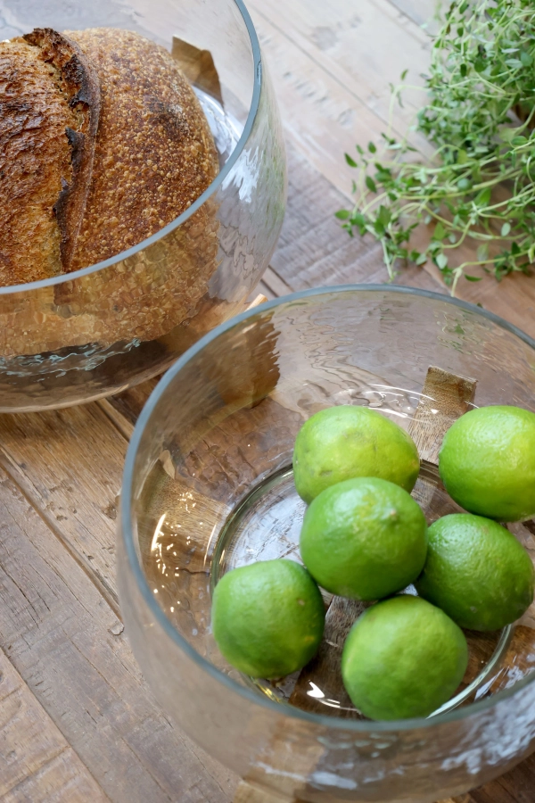 dizajnov&yacute; sklenen&aacute; misa  na podstavci z mangov&eacute;ho dreva 