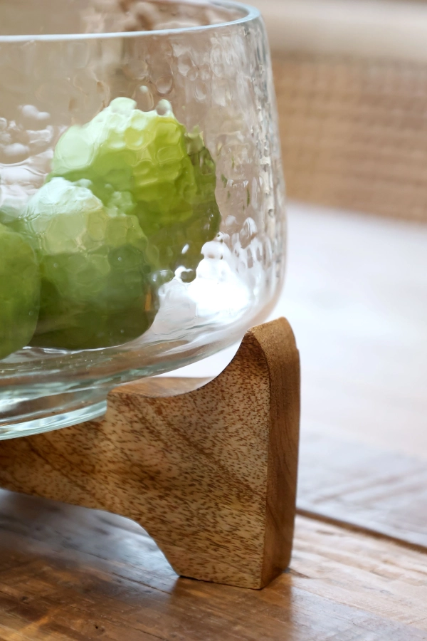 dizajnov&yacute; sklenen&aacute; misa  na podstavci z mangov&eacute;ho dreva 