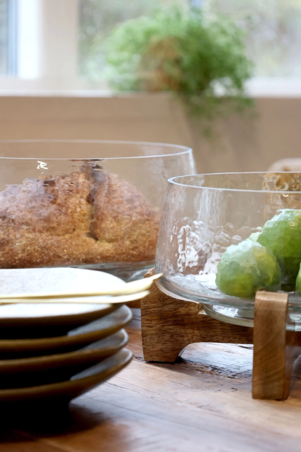 dizajnov&yacute; sklenen&aacute; misa  na podstavci z mangov&eacute;ho dreva 